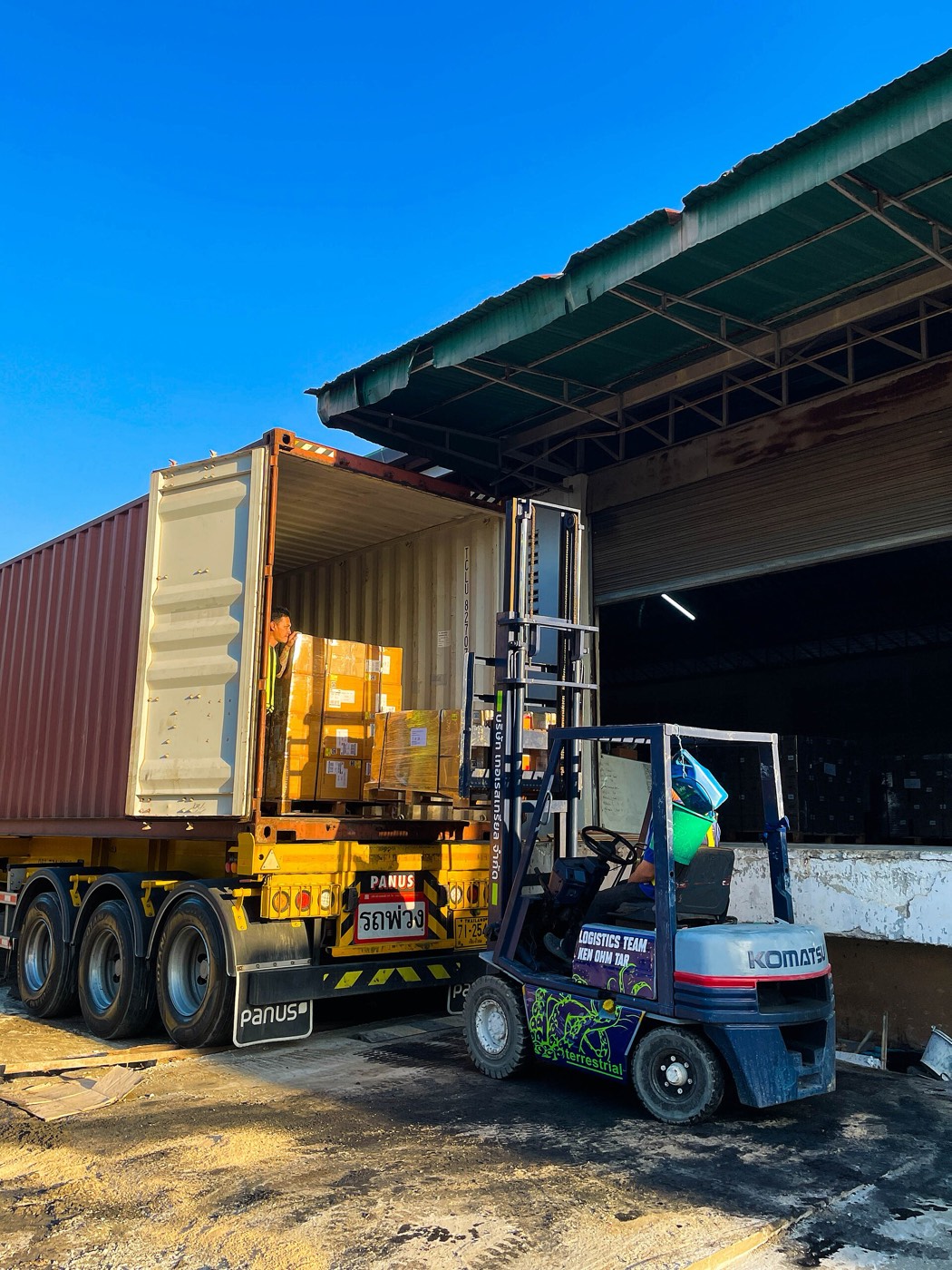 Equipo técnico realizando montaje industrial